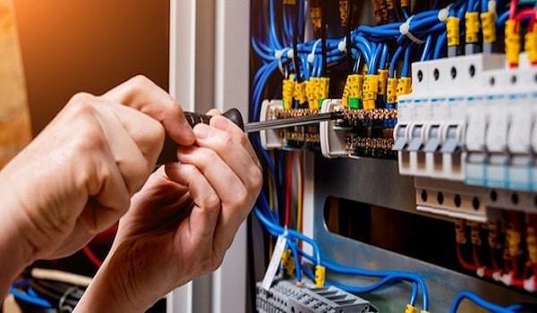 تعمیر کردن پنل برد تابلو برق